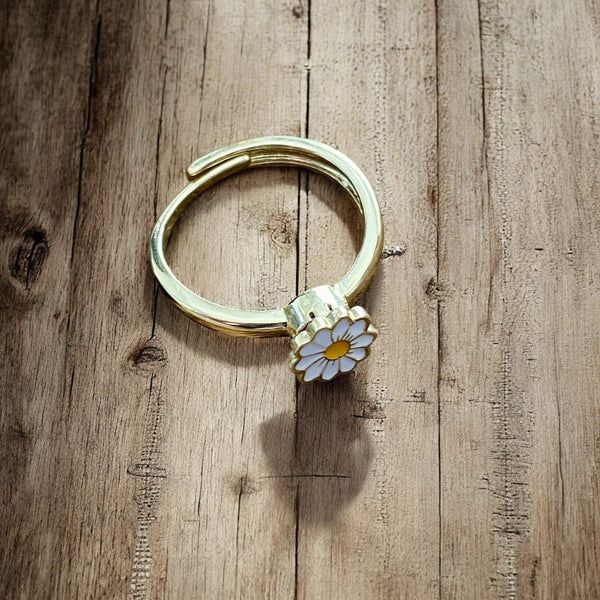 Anxiety spinner ring for teens with rotating daisy flower detail