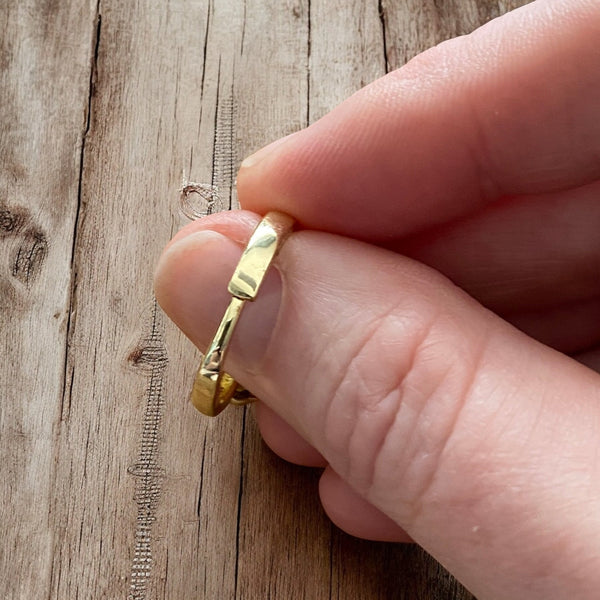 Close-up of daisy spinner ring showing adjustable back