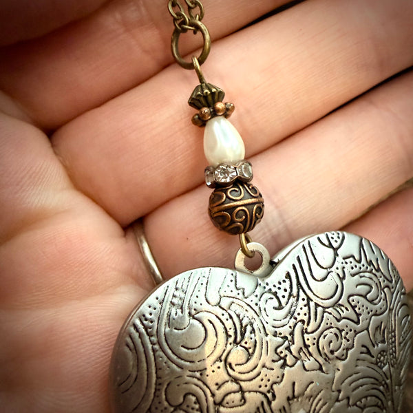 NEW - Vintage Heart Locket Necklace