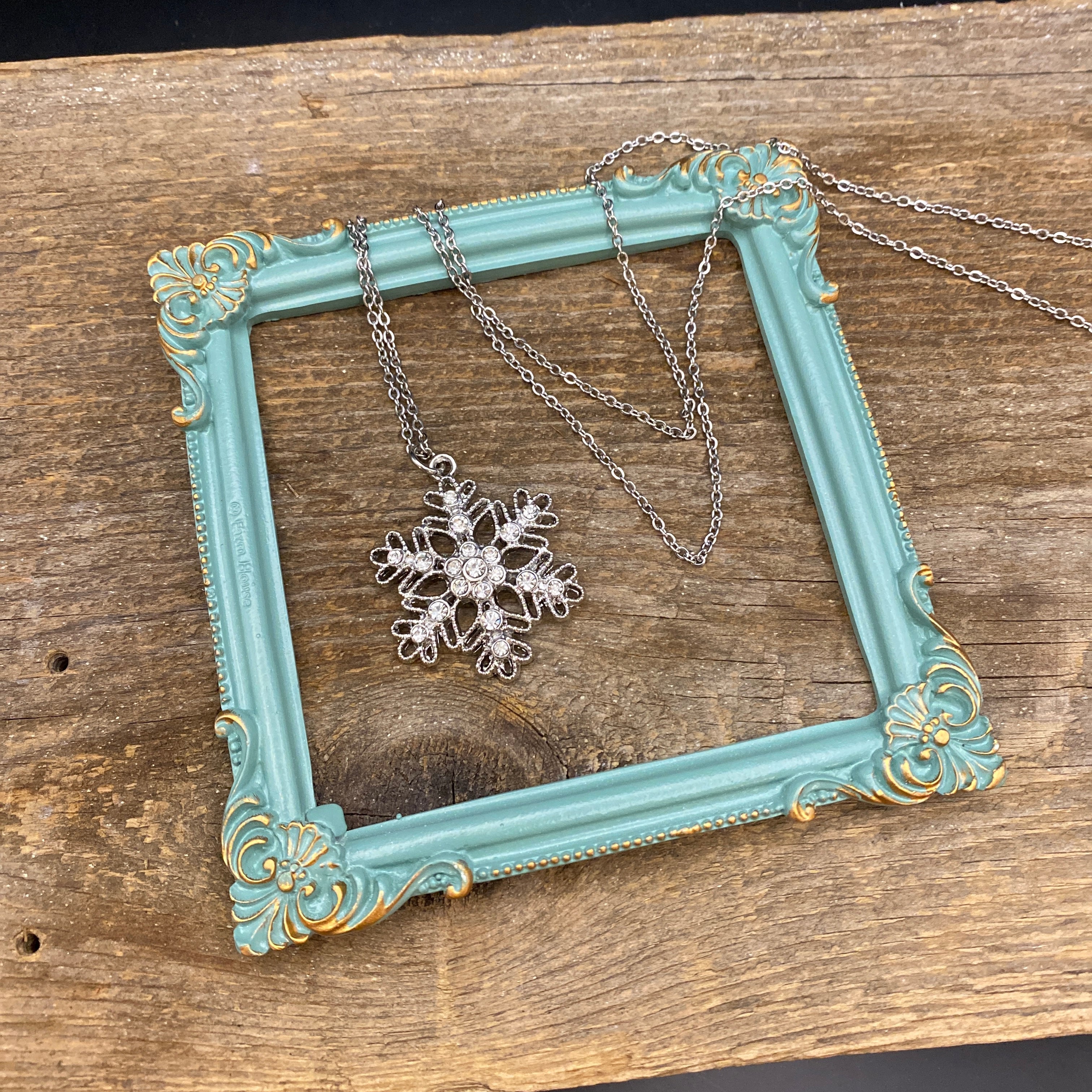 Simple snowflake long necklace