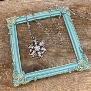 Simple snowflake long necklace