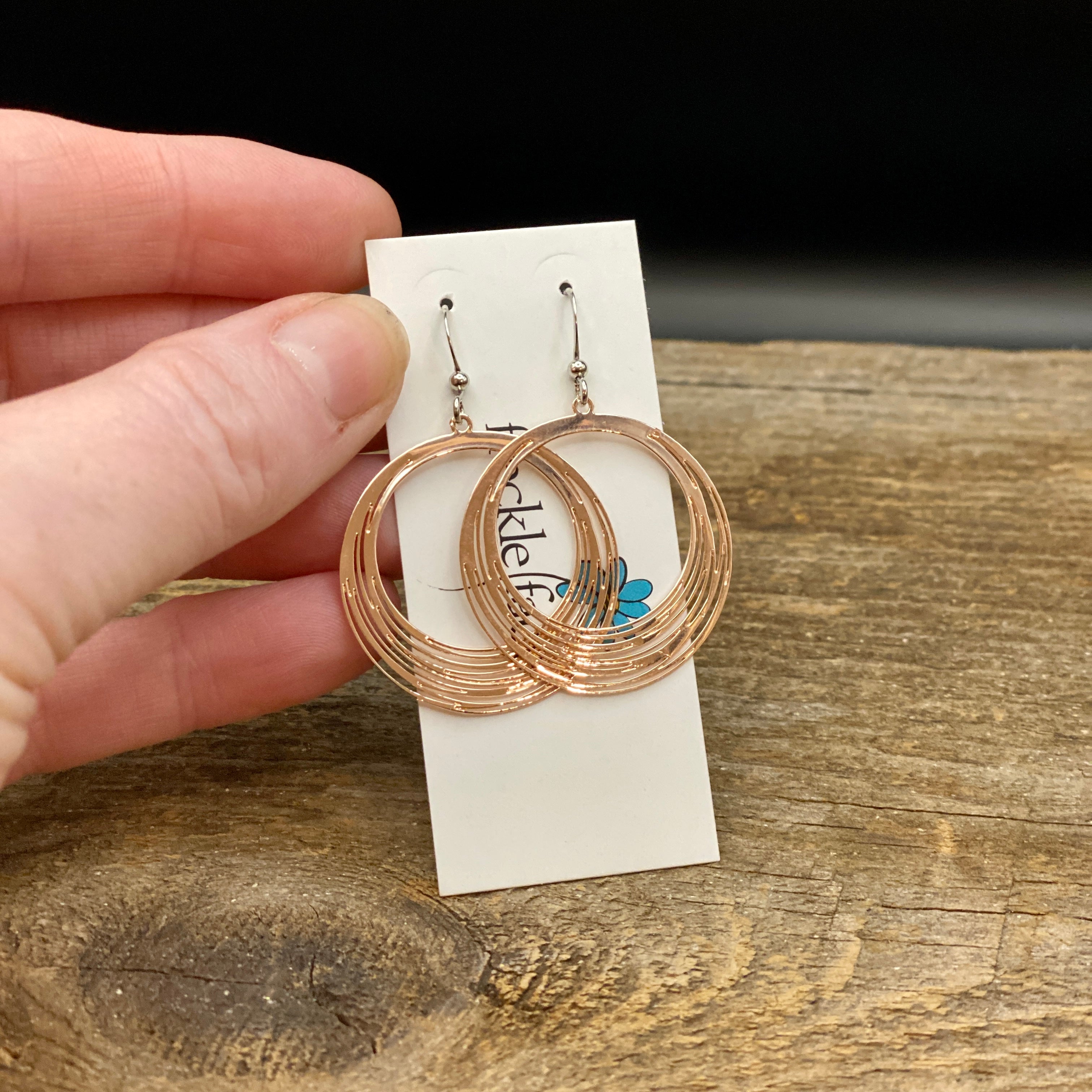Lightweight circle hook earrings